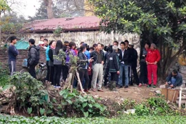 Vụ hàng trăm ngôi mộ bị vùi lấp: "Con voi chui lọt lỗ kim?"