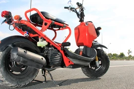 Hà Hồ và Cường “đô-la” đầu trần “cưỡi” xe máy loại gì?