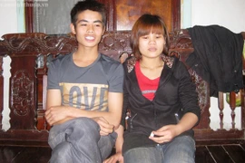 Trò chuyện với cô dâu và chú rể trong đám rước dâu bằng “xe trâu”