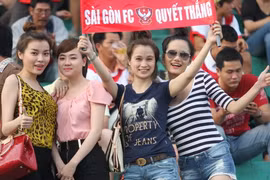 Các 'kiều nữ' Sài Gòn FC lại đốt cháy khán đài