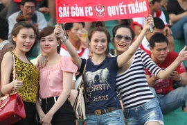 Các 'kiều nữ' Sài Gòn FC lại đốt cháy khán đài