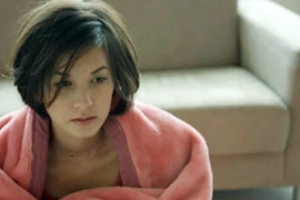 Dụ thiếu nữ đi khám thai, rồi cưỡng hiếp