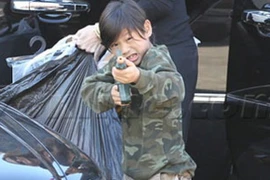 Pax Thiên 'dọa bắn' paparazzi