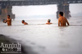 Nơi những chàng “Adam” trở về cõi thực bên sông Hồng