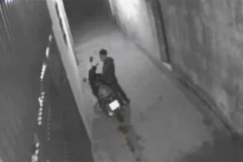 "Trình kém", đạo chích suýt bị chủ xe máy tóm