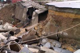 Nhanh cũng mất nửa tháng mới lấp xong “hố tử thần”