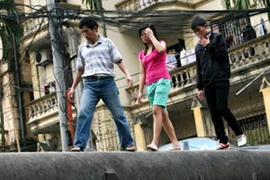 Người Hà Nội dò dẫm qua "cầu khỉ"