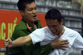 Diễn tập: Một chiến sỹ hạ gục "5 tên cờ bạc chuyên nghiệp có súng ngắn"