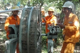 Tàu vận tải Bắc Nam đi sai luồng, kéo đứt cáp điện