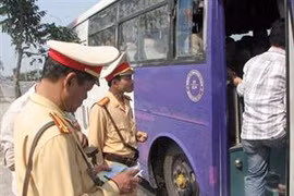 Khóa cửa ôtô “nhốt” CSGT, 3 đối tượng lãnh án tù