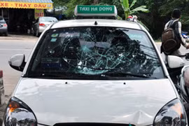 HN:"Nữ xế" taxi hất tung CSGT lên nắp ca-pô