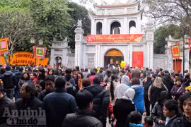 Mùng 2 Tết, Văn Miếu đã đông nghịt người