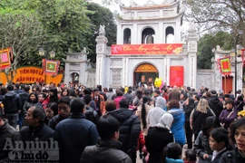 Mùng 2 Tết, Văn Miếu đã đông nghịt người
