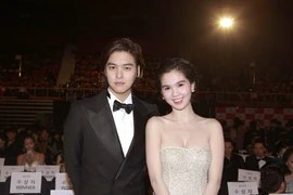 Ngọc Trinh lên sân khấu trao giải cho 'sao' Hàn Quốc