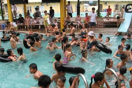 Nắng gắt, bể bơi Hà Nội đông bất thường