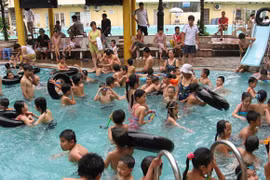 Nắng gắt, bể bơi Hà Nội đông bất thường