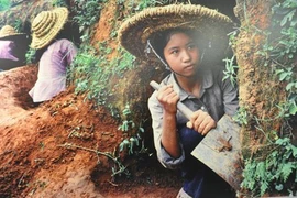 Cảnh trẻ em thời chiến đào hầm