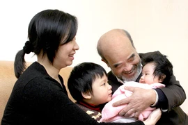 GS Đặng Hùng Võ kể chuyện chăm con mọn