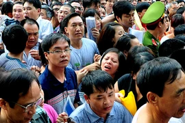 Khốn khổ cảnh dầm mưa suốt đêm, xin học cho con