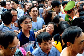 Khốn khổ cảnh dầm mưa suốt đêm, xin học cho con