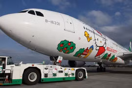 Ngộ nghĩnh máy bay in hình chú mèo Hello Kitty