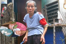 Bà lão ăn mày nuôi cháu nuôi học đại học