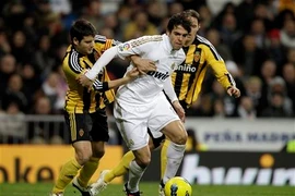 Real nâng khoảng cách với Barca lên 7 điểm