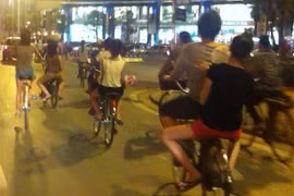 Đạp xe loằng ngoằng giữa đường, hụ còi inh ỏi