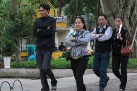 Người Hà Nội co ro trong gió rét mùa đông