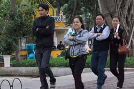 Người Hà Nội co ro trong gió rét mùa đông