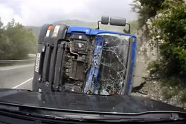 Điếng người xem cảnh xe tải qua cua lật nghiêng