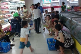 Dép lê, quần “ngố” vào siêu thị… trốn nóng