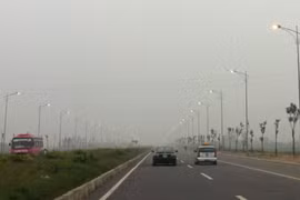 Hàng km đèn cao áp rực sáng giữa trưa