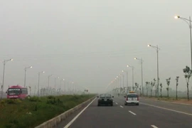 Hàng km đèn cao áp rực sáng giữa trưa