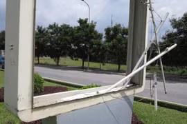 Biển quảng cáo rách nát vây Trung tâm HNQG