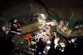 Hai tàu hỏa lao đầu vào nhau, hơn 70 người thương vong