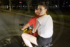 Cường "đô-la" đi nộp phạt và bị tịch thu bằng lái xe máy