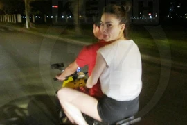 Cường "đô-la" đi nộp phạt và bị tịch thu bằng lái xe máy