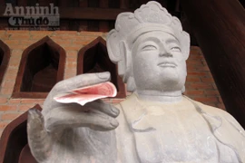 Ngán ngẩm cảnh hàng trăm tượng La Hán bị "ép" cầm tiền lẻ