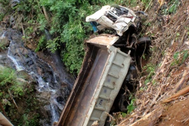 Bắt xe tải 15 tấn leo vách đá dựng đứng (P2)