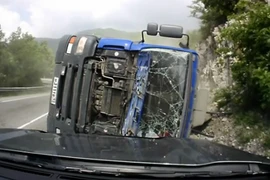 Điếng người xem cảnh xe tải qua cua lật nghiêng