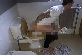 Sốc: Hậu vệ của West Brom dùng tiền chùi mông thay giấy toilet