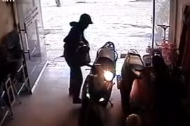 Sớm mùng 1, trộm mò vào giữa nhà, bẻ khóa xe SH