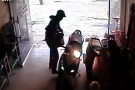 Sớm mùng 1, trộm mò vào giữa nhà, bẻ khóa xe SH