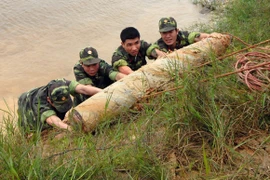 Mò sắt trên sông Đuống, vớt được…bom tạ