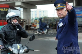 Mỏi miệng thổi còi, ngăn xe máy đi vào đường cao tốc