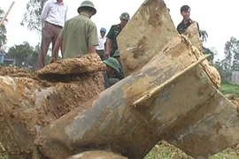 Phát lộ 2 quả bom nguyên kíp nổ tại công trình xây dựng