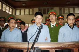Phiên xử Lê Văn Luyện: Gia đình bị hại gào thét, phẫn uất, "sát thủ" lạnh tanh