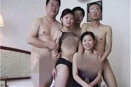 Trung Quốc: Lộ ảnh thác loạn tập thể của "quan huyện"