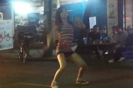 “Girl” lắc, giật điên cuồng trước đầu xe trộn bê-tông